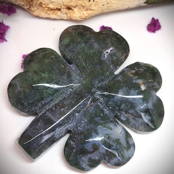 Handgefertigtes Moosachat Kleeblatt-Glücksstein