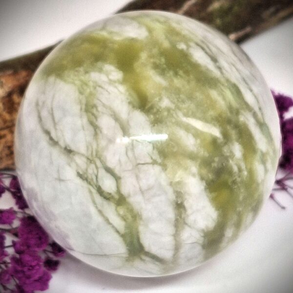 Jade Serpentin Kugel poliert mit weiß grüner natürlicher Maserung