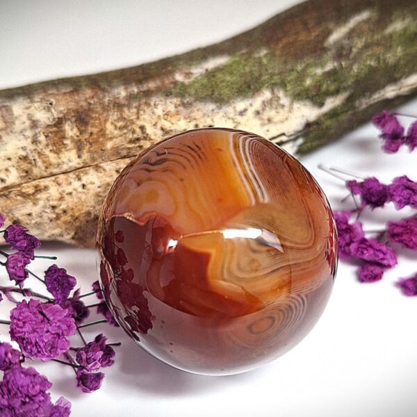 Sardonyx Kugel aus gebänderten Achat mit roten und orangefarbenen Naturbändern