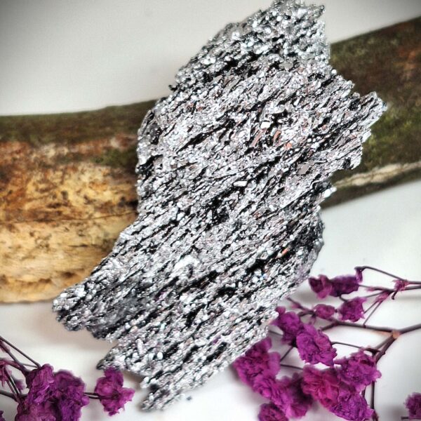 Silberfarbenes Siliziumcarbid mit metallischem Glanz